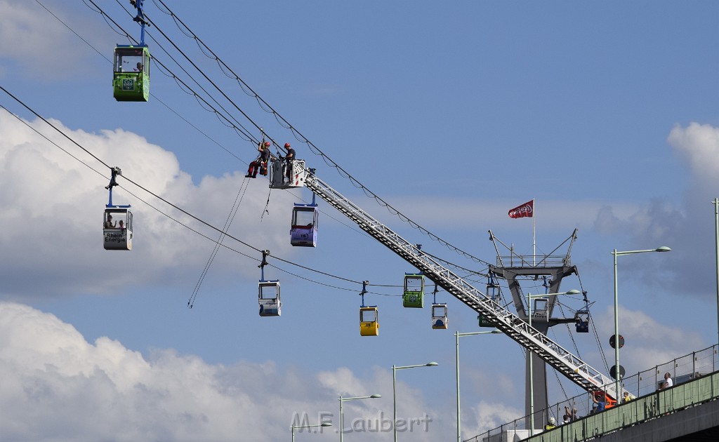 Koelner Seilbahn Gondel blieb haengen Koeln Linksrheinisch P232.JPG - Miklos Laubert